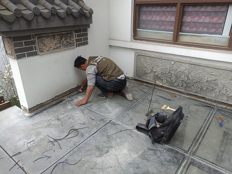 舊防水基層鏟除：1、清除空鼓，用水打濕墻面白粉層后鏟掉墻皮。裝修正式開始前，建議用切割機(jī)根據(jù)空鼓大小進(jìn)行切割清除，除去日后裂縫隱患。 2、清除浮灰，用界面劑輥刷墻面。用粗毛鋼刷去除墻面浮塵，然后整個(gè)墻面用界面劑輥刷一遍，或者用界面劑拉毛處理，增強(qiáng)封固層和找平層之間的附著力。在界面劑的選擇上，建議使用質(zhì)量稍微好一些的“界面處理劑”，市場上一般有分為高分子乳液性界面劑、水溶性高分子界面劑、淀粉類界面劑等。