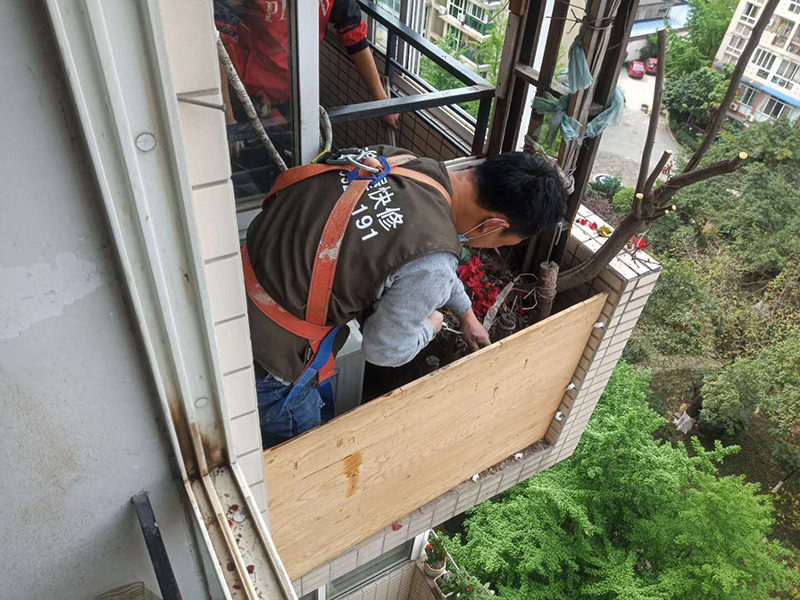 陽臺植物拆除:將陽臺和客廳打通。很多人想擴大自家客廳面積，改善采光情況，因此就選擇打通陽臺和客廳，這并不是完全不行的，但是要考慮戶型的實際情況。有的戶型陽臺的墻是用來抗震的，如果拆掉，短期看不出問題，但是長期使用必然會影響房子的承載能力，遇到嚴重災(zāi)禍的時候，就完全無法抵抗了。