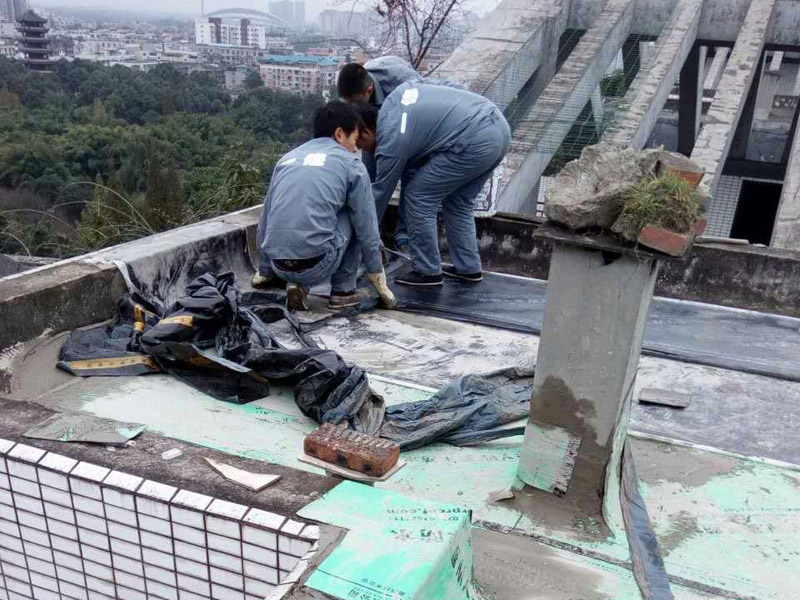 屋頂漏水處理方法盤點，涂刷JS涂料使